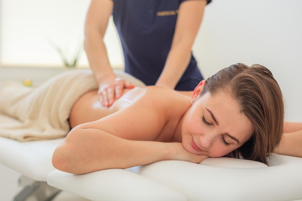 Grand Lubicz Uzdrowisko Ustka Hotel Exterior foto A woman receiving a massage