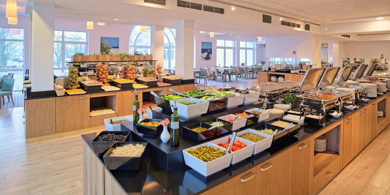 Grand Lubicz Uzdrowisko Ustka Hotel Exterior foto A buffet at a hotel