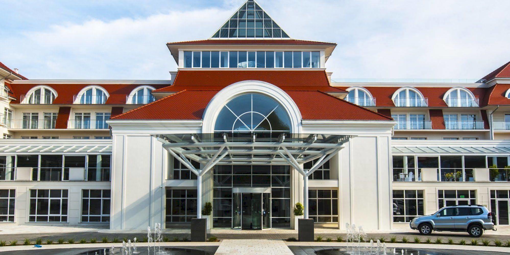 Grand Lubicz Uzdrowisko Ustka Hotel Exterior foto The main entrance of the hotel