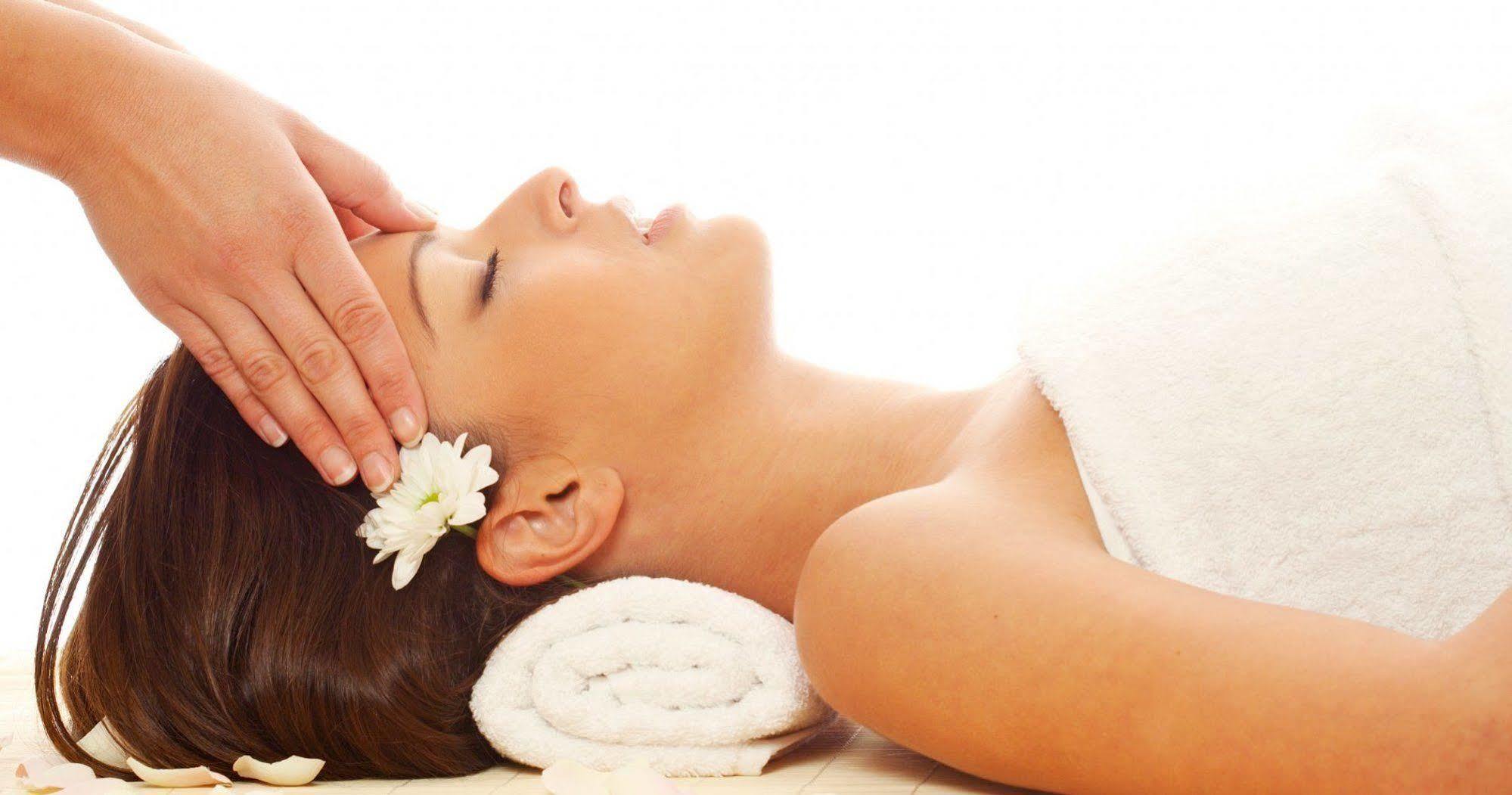 Grand Lubicz Uzdrowisko Ustka Hotel Exterior foto A woman receiving a facial massage